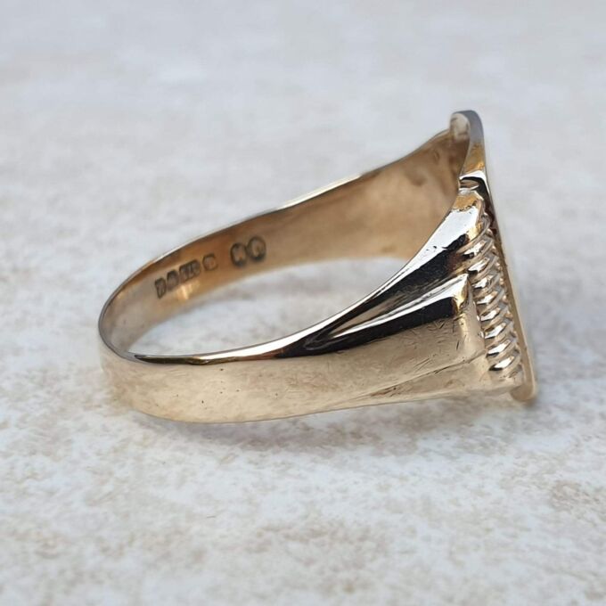 Part Engraved Signet Ring in 9ct Gold,  a UK S or a US 9.