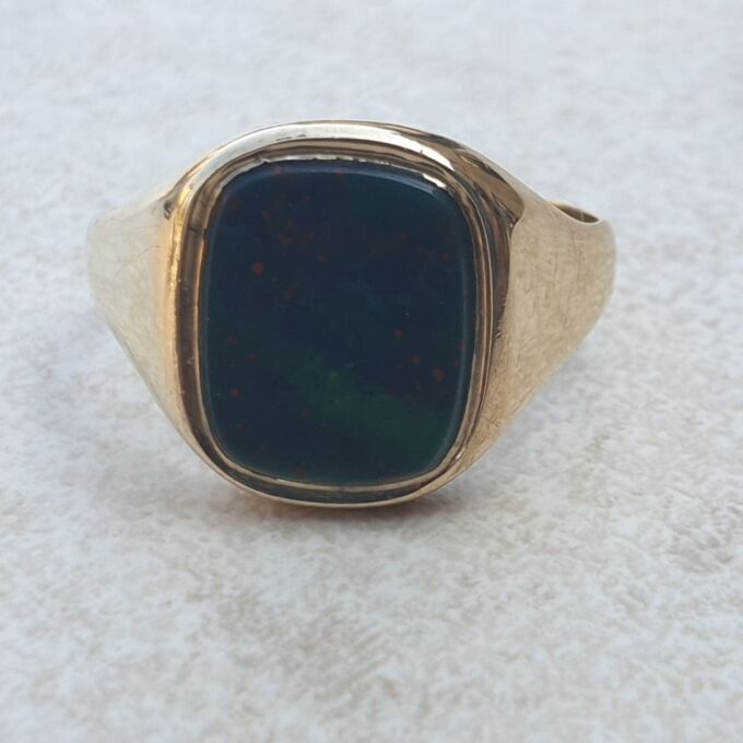 Bloodstone Signet Ring in 9ct Gold, a UK S 1/2 or a US 9 1/2