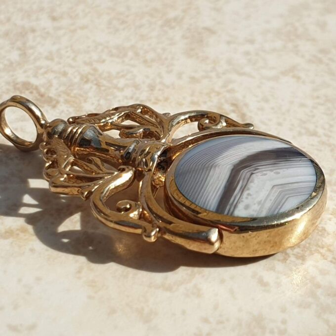 Ornate Double Sided Agate and Onyx Spinner Fob in 9ct Gold.