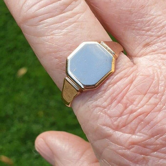 Plain Signet ring in 9ct Gold.