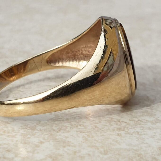 Tigers Eye Signet Ring in 9ct Gold,  a UK S 1/2 or a US 9 3/4.