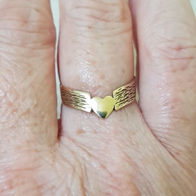 Heart Double Wishbone or Chevron Ring in 9ct Gold, a UK O or a US 7 1/4.