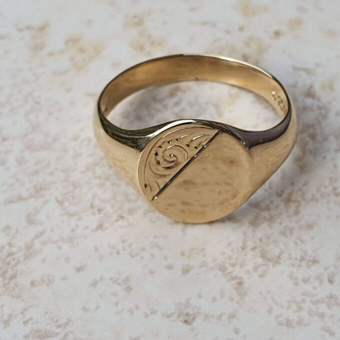 Oval Part Engraved Signet Ring in 9ct gold, a UK K 1/2 or a US 5 3/4