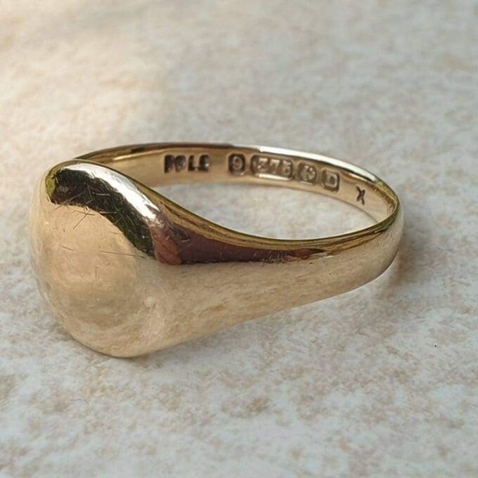 Classic Plain Signet Ring in 9ct Gold, a UK S or a a US 9 1/4