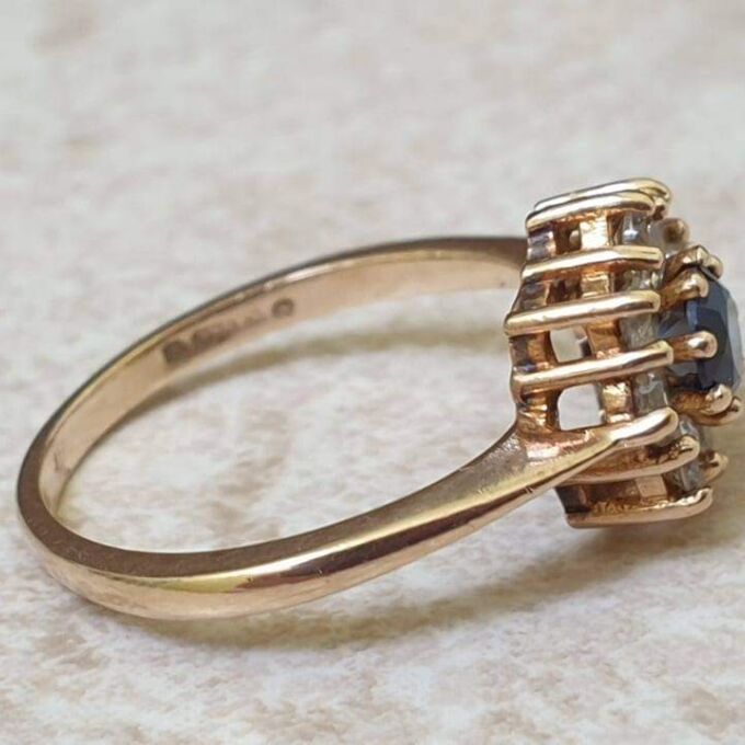 Synthetic Sapphire and Spinel Daisy Ring in 9ct gold, a UK M 1/2 or a US 6 3/4