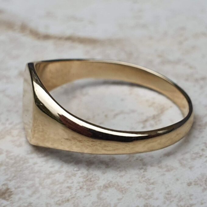 Simple Squared Signet Ring in 9ct Gold, a UK O or a US 7 1/2