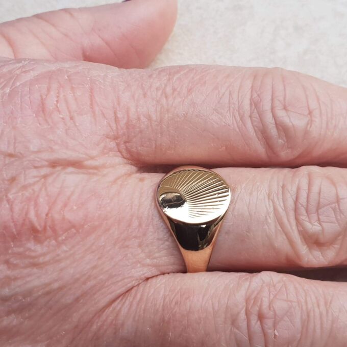 Sunburst Signet Ring in 9ct Gold, a UK S or a US 9 1/2.