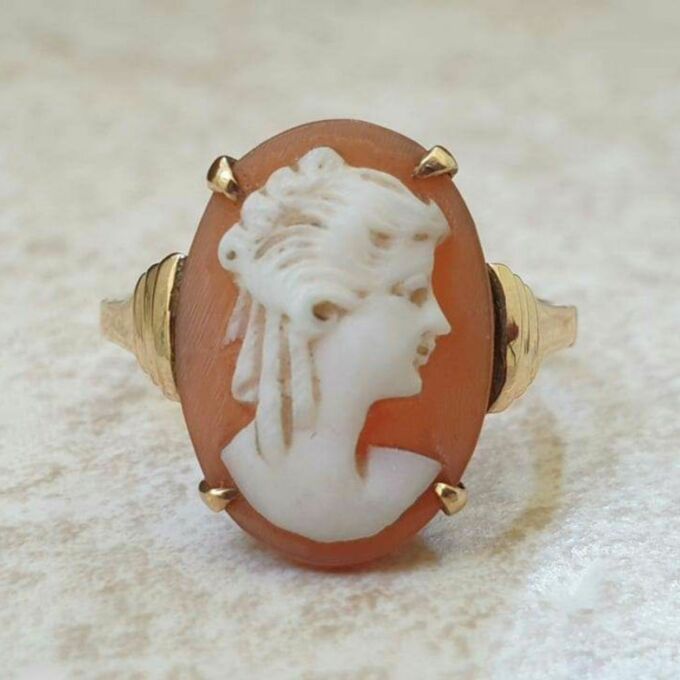 Vintage Cameo ring in 9ct Gold, a UK I 1/2 or a US 4 3/4