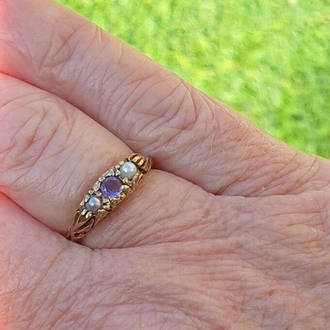 Amethyst and Pearl Ring in 9ct Gold, a UK K or a US 5 1/2
