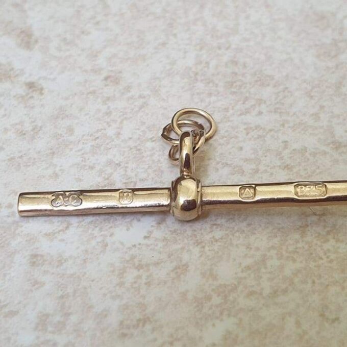 Feature Hallmark T Bar in 9ct Gold