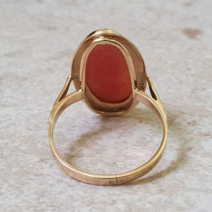 Elongated Cameo Ring in 14ct Gold.