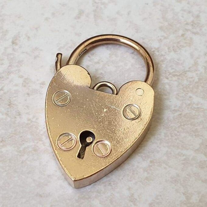 Simple Heart Padlock in 9ct Gold.
