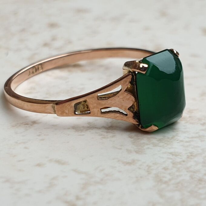 Vintage Chrysoprase Solitaire Ring in 9ct Gold, a UK M or a US 6 1/2