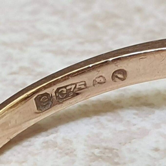 Synthetic Sapphire and Spinel Daisy Ring in 9ct gold, a UK M 1/2 or a US 6 3/4