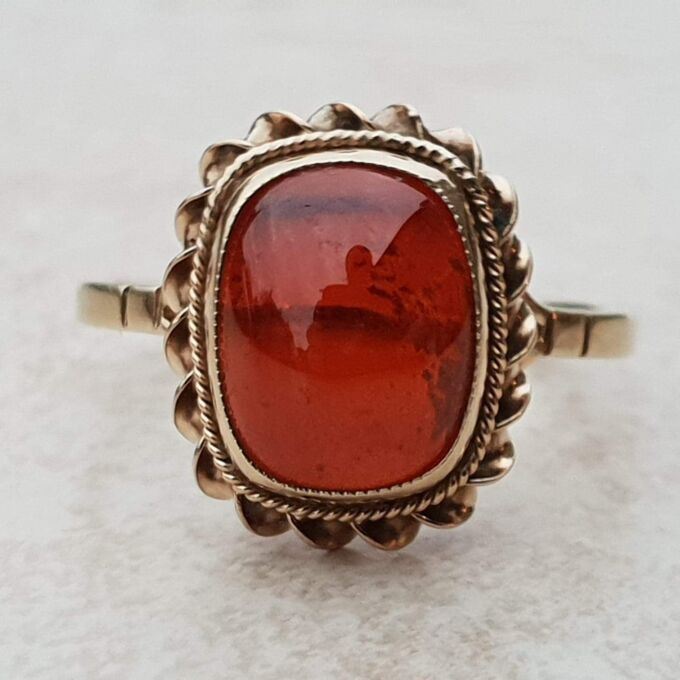 Garnet Cabochon Ring in 9ct Gold, a UK M – M 1/2 or a US 6 1/2.