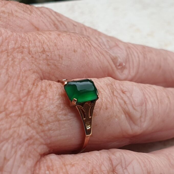 Vintage Chrysoprase Solitaire Ring in 9ct Gold, a UK M or a US 6 1/2