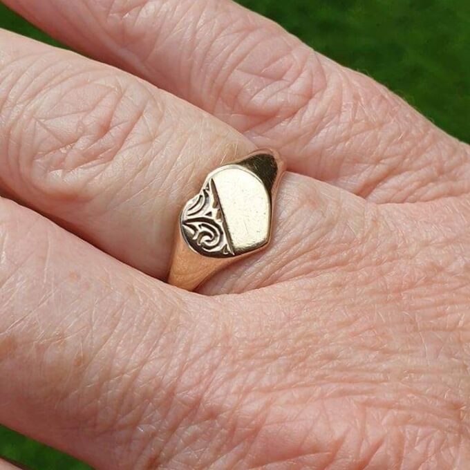 Part Engraved Heart Signet Ring in 9ct Gold.