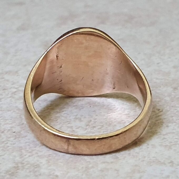 Oval Sunray Signet Ring in 9ct gold, a UK O or a US 7 1/4