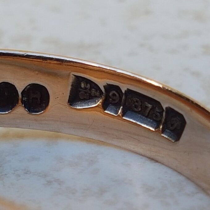 Adorable Antique Signet Ring in 9ct Rose Gold, a UK R 1/2 or a US 9 1/4.