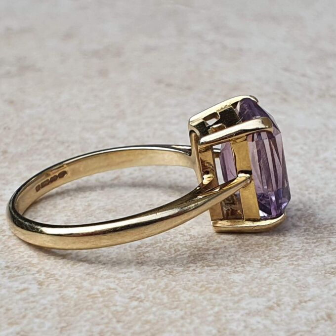 Amethyst Solitaire Ring in 9ct Gold.