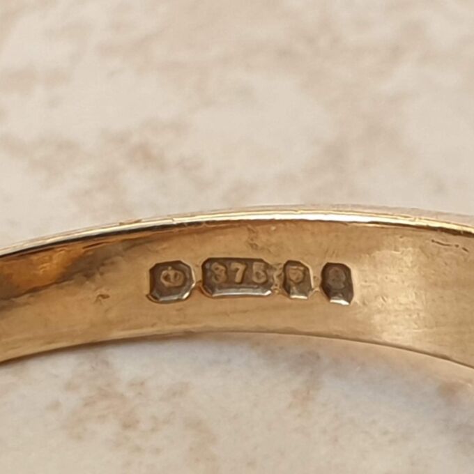 Sapphire and Diamond Ring in 9ct Gold,  a UK L 1/2 or a US 6 1/4.