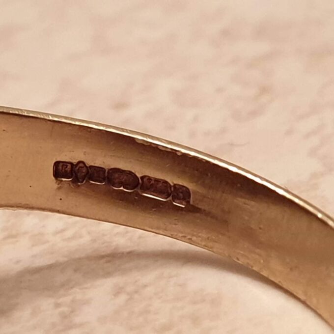 Big Ornate Signet Ring in 9ct Gold, a UK size V or a US 11.