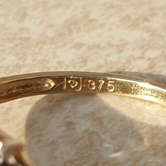 Tanzanite And Diamond Cluster Ring in 9ct Gold,  a UK J 1/2 or a US 5 1/4.