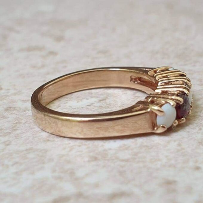 Opal and Garnet Ring in 9ct Gold, a UK J or a US 5