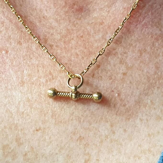 Twisted Design T Bar Fob Pendant in 9ct Gold.