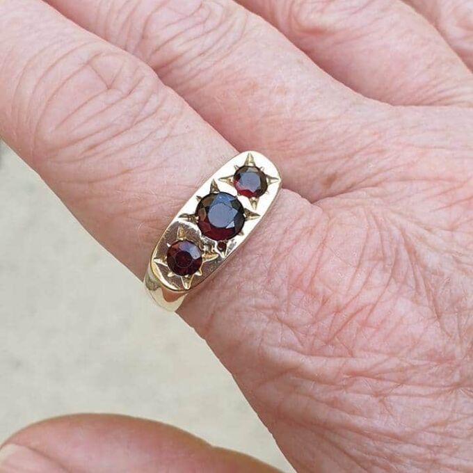 Garnet Set Signet Ring in 9ct Gold, a UK X 1/2 or a US 12