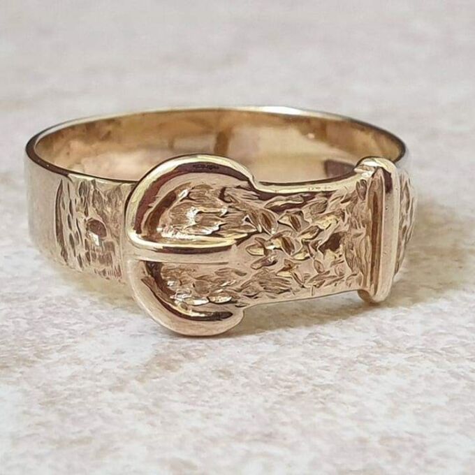 Simple Buckle Ring in 9ct Gold, a UK Q or a US 8 1/2