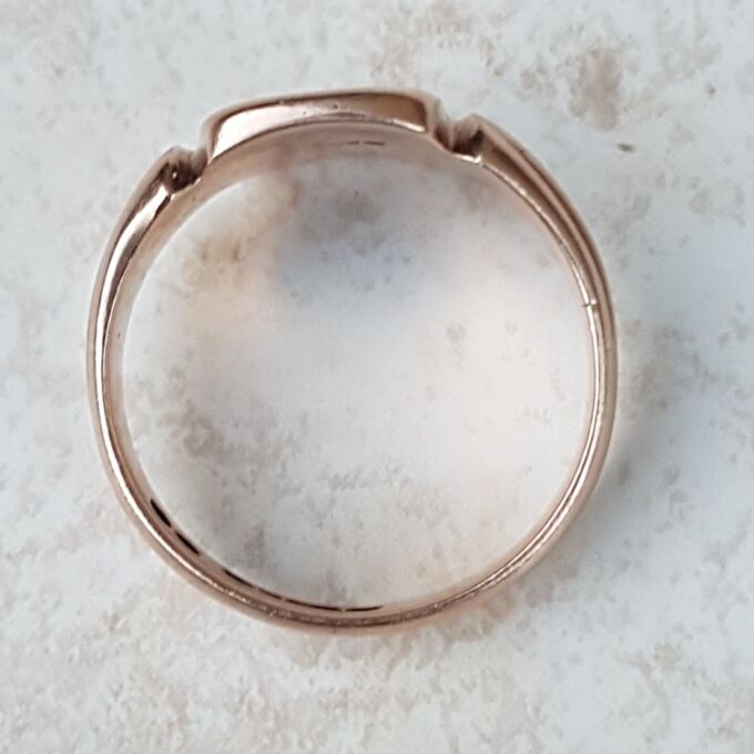 Adorable Antique Signet Ring in 9ct Rose Gold, a UK R 1/2 or a US 9 1/4.
