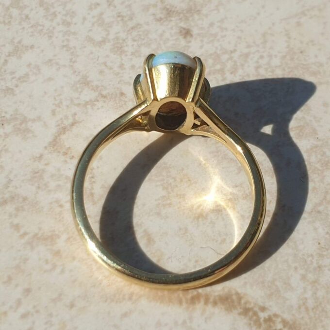 Beautiful Opal Solitaire Ring in 18ct Gold,  a UK N or a US 7.