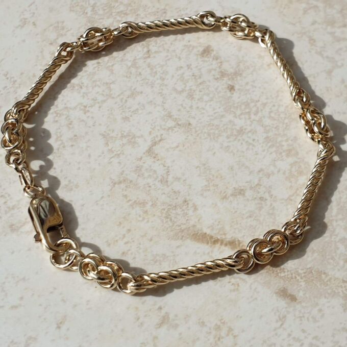 Fancy Twist Bar Bracelet in 9ct Gold,  7 3/4 inches.