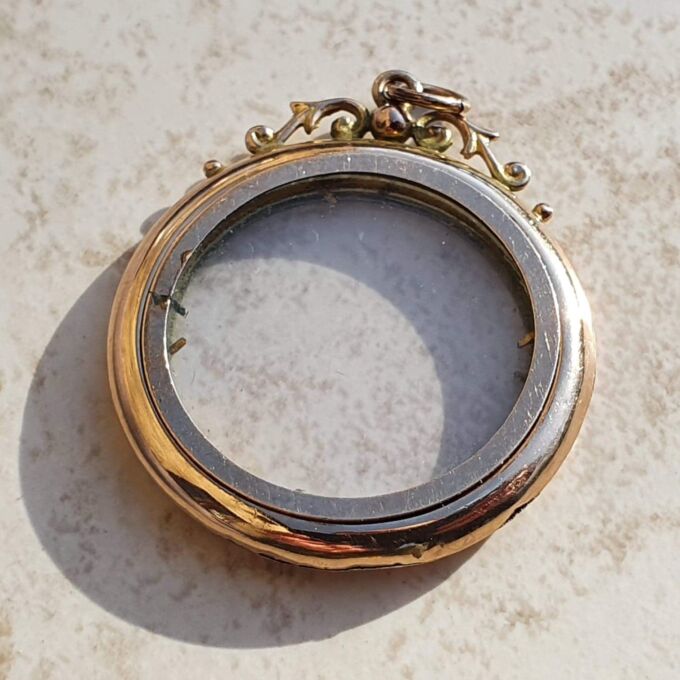 Antique Circular Glass Framed Locket in 9ct Gold