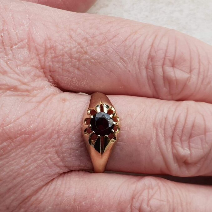 Bold Claw Set Garnet Ring in 9ct Gold, a UK S or a US 9 1/4.