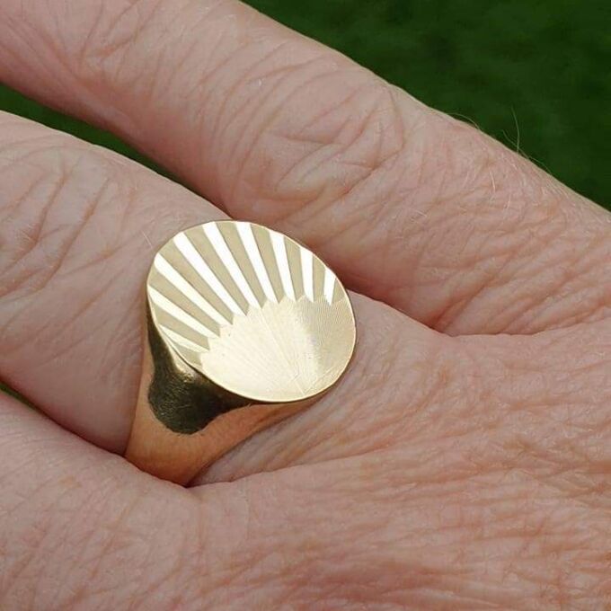 Oval Sunray Signet Ring in 9ct gold, a UK O or a US 7 1/4
