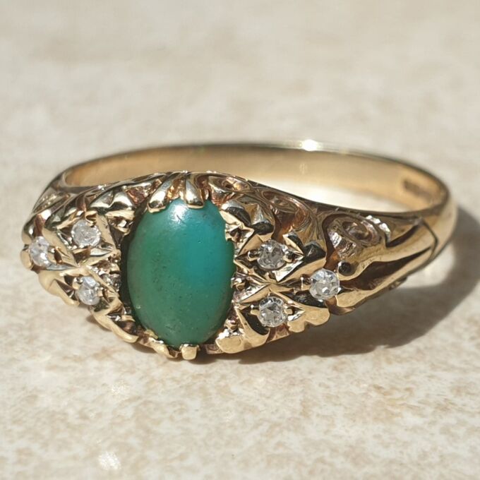 Chrysoprase and Diamond Ring I  9ct Gold, a UK N or a US 7