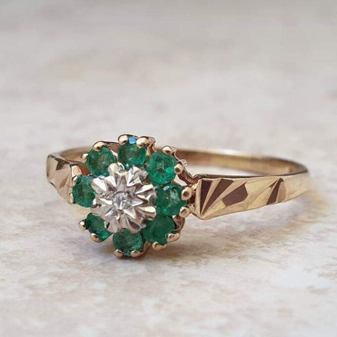 Agate and Diamond Cluster Ring in 9ct Gold, a UK N 1/2 or a US 7 1/4