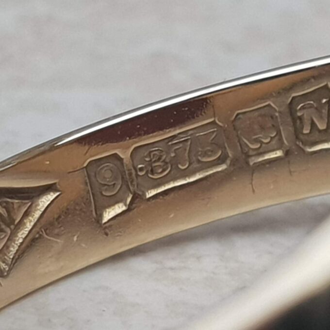 Oval Carnelian Signet Ring in 9ct Gold,  a UK N or a US 7.