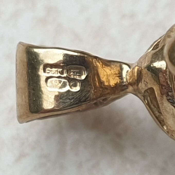 Luscious Lantern Pendant with Amethyst in 9ct Gold