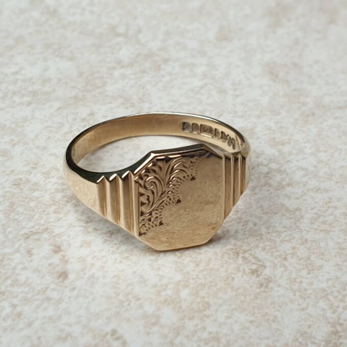 Part Engraved Signet Ring in 9ct Gold, a UK R 1/2 or a US 9
