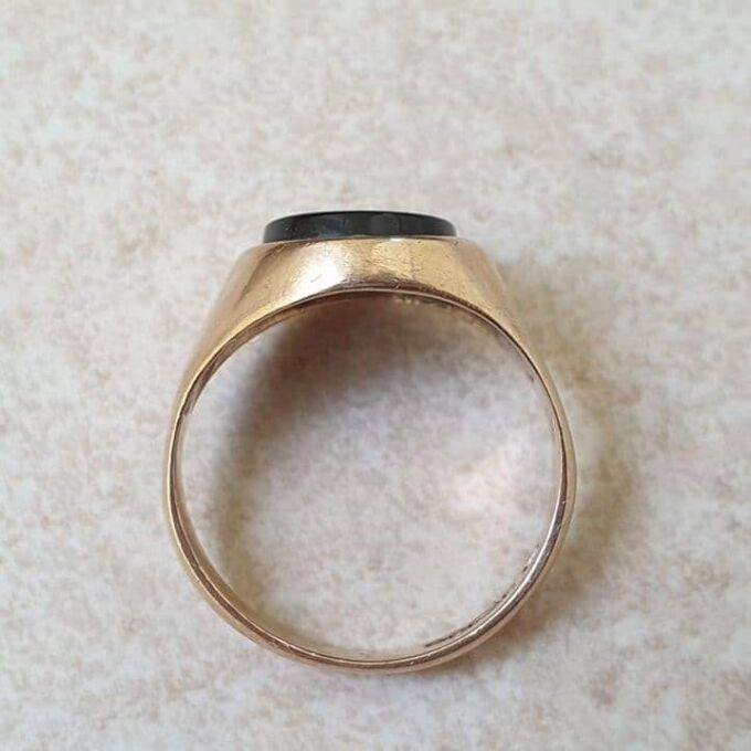 Onyx Signet Ring in 9ct Gold, a UK O or a US 7 1/2