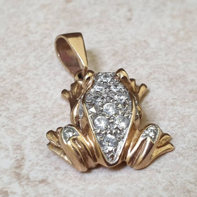 Fun Frog Pendant in 9ct Gold.