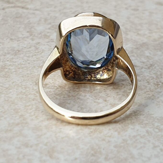 Synthetic Spinel Frame Ring in 9ct Gold,  a UK K 1/2 or a US 5 3/4