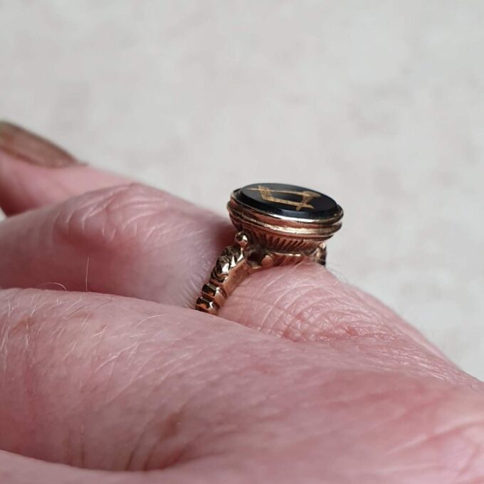 Masonic Ring in Onyx and 9ct Gold, a UK M 1/2 or a US 6 3/4