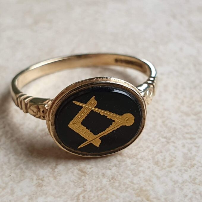Masonic Ring in Onyx and 9ct Gold, a UK M 1/2 or a US 6 3/4