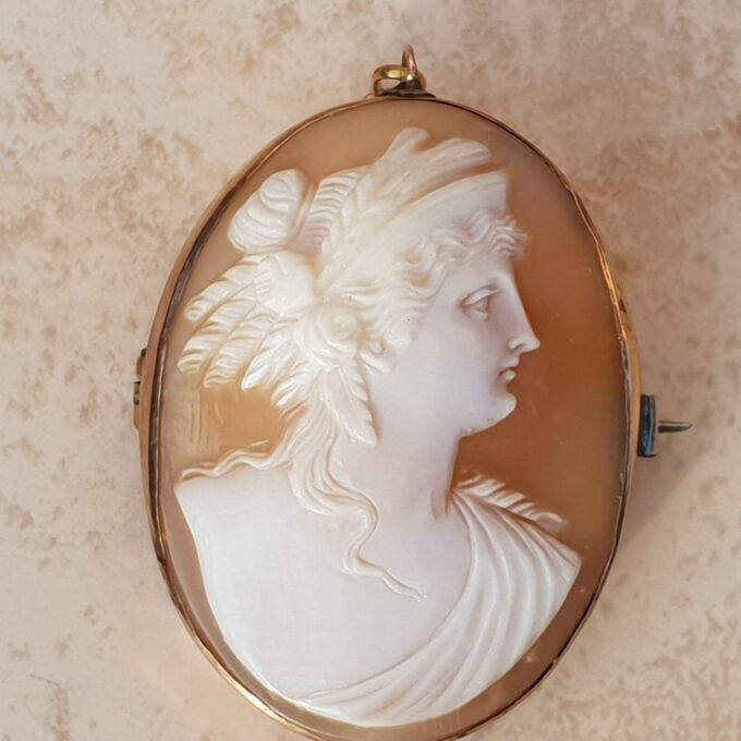 Exquisite Cameo Brooch or Pendant in 9ct Gold