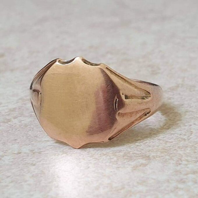 Antique Shield Ring in 9ct Gold.