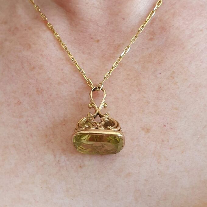 Green Paste Pendant in 9ct Gold.